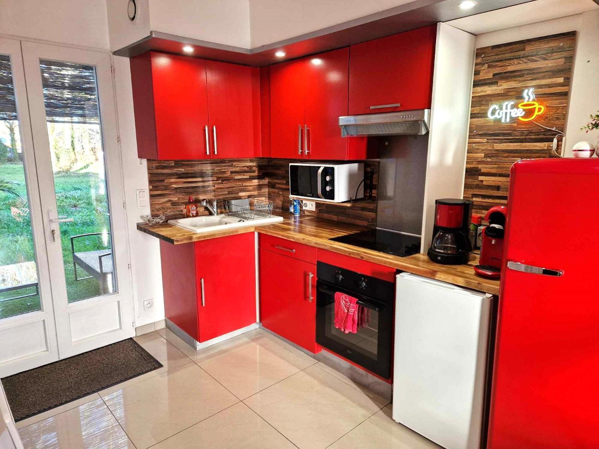 02 - Tres Joli 2 Pieces Avec 3 Lits Pouvant Accueillir Jusqu'A 5 Personnes, Situe Au Rdc Avec Entree Independante, Une Place De Parking Reservee Devant L'Entree Et Terrasse Sur L'Arriere Donnant Sur Parc Arbore, Tout Le Linge De Maison Est Fourni Razac-sur-lʼIsle Dış mekan fotoğraf